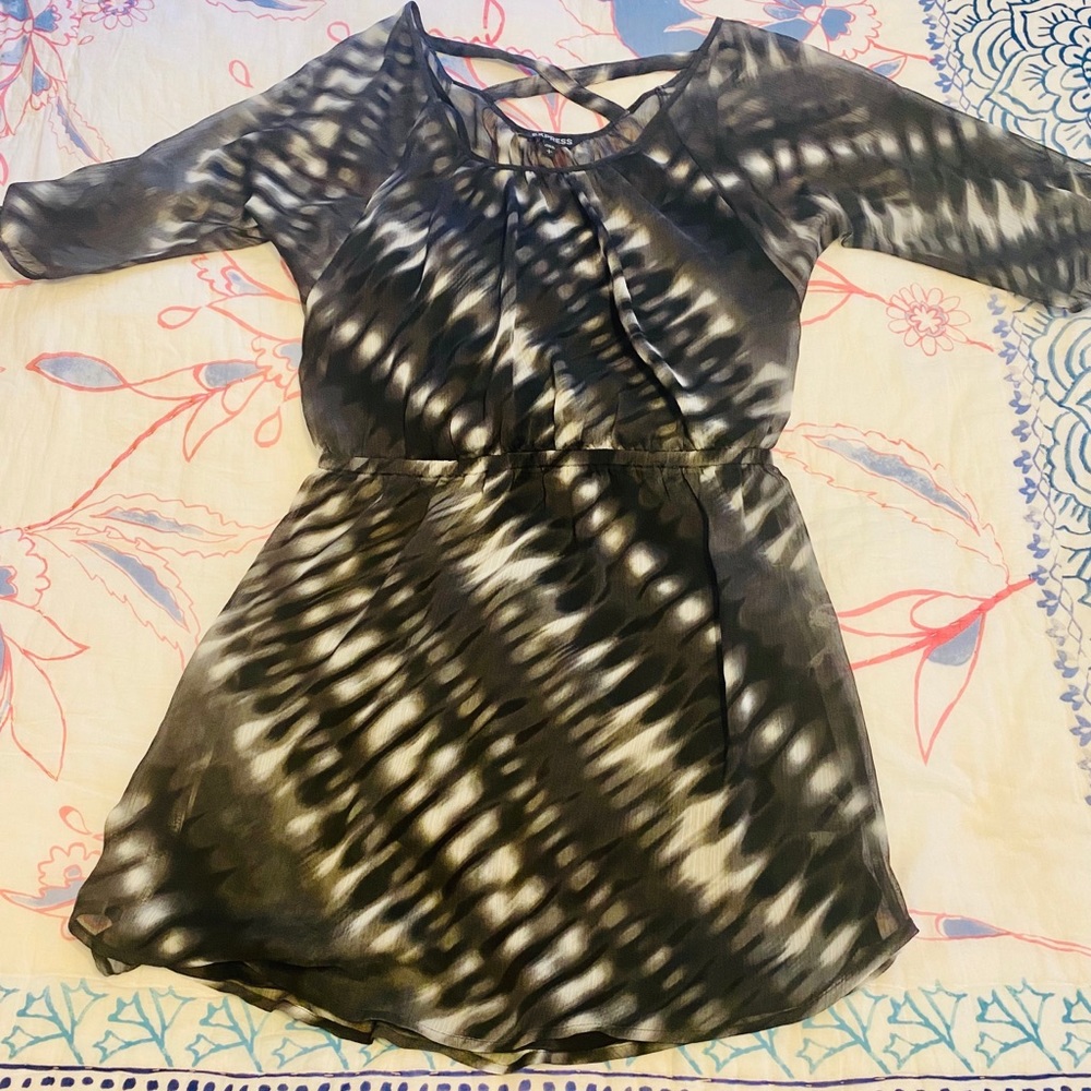 🖤🤍❤️EXPRESS 3/4 SLEEVE DRESS SIZE L❤️🤍🖤